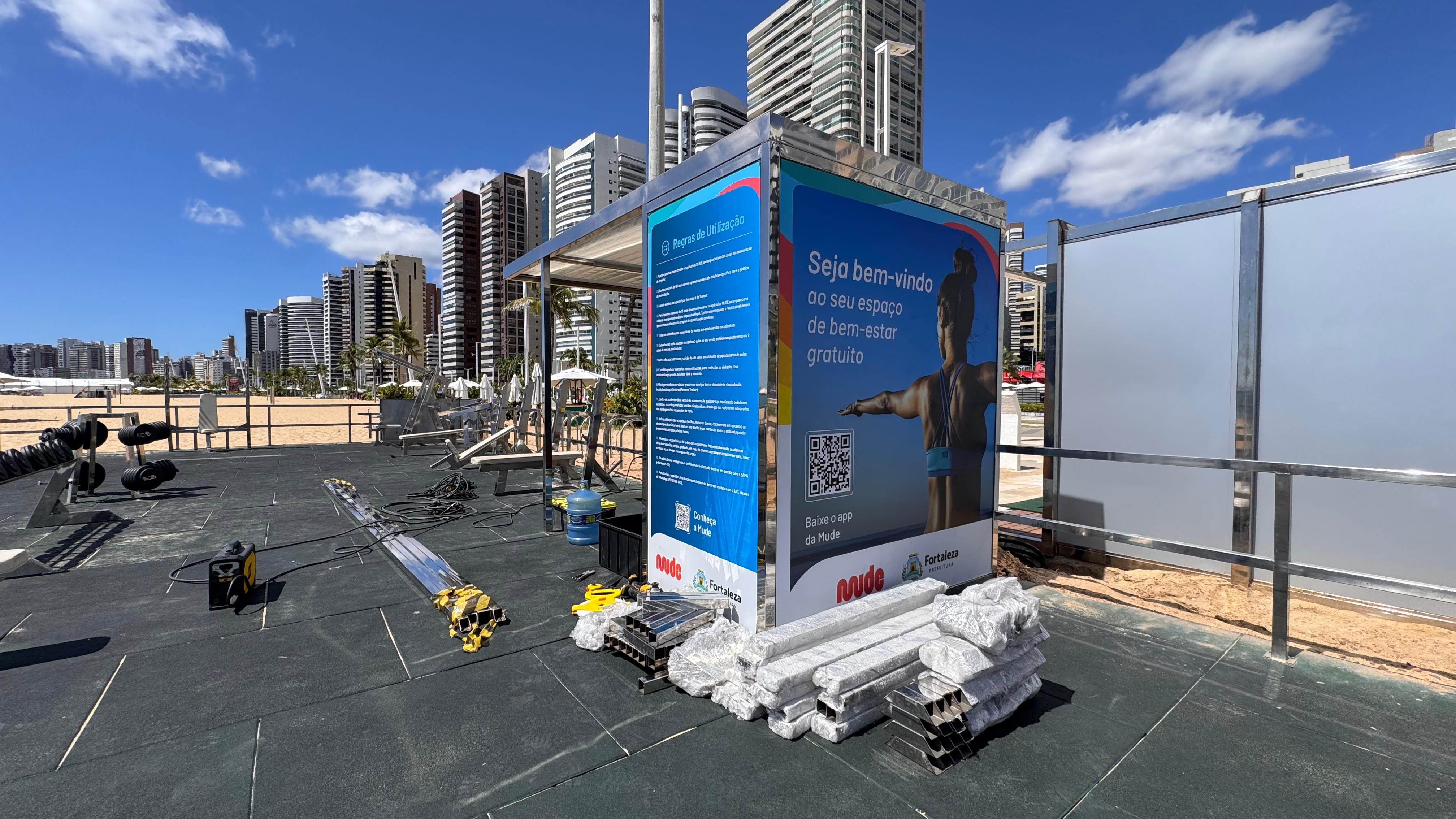 imagem aberta da obra na academia ao ar-livre na Beira-Mar